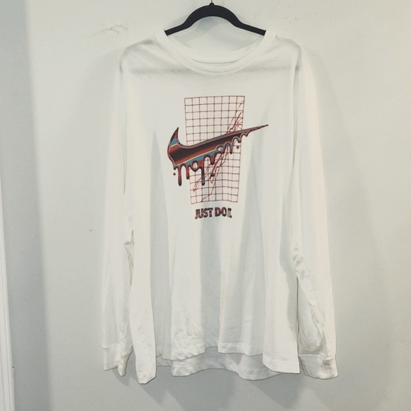 Nike~ NWOT Men's Heatwave Longsleeved Grafic Teeshirt - Picture 3 of 7